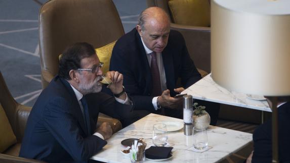 Rajoy, acompañado por Fernandez Díaz ayer en Barcelona. 