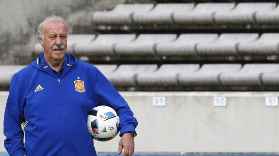 Vicente del Bosque, pensativo en un entrenamiento.