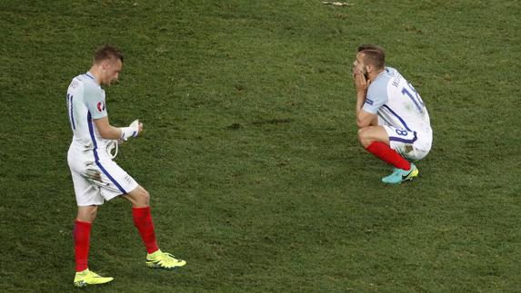 Wilshere y Vardy, derrotados al final del partido. 