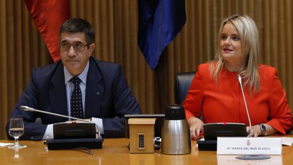 El expresidente del Congreso, Patxi López, y Mari Mar Blanco durante el homenaje a las víctimas del terrorismo.