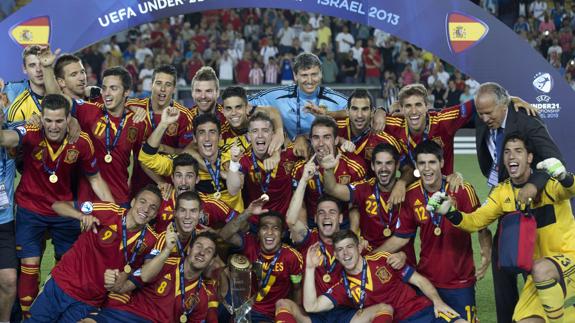 La selección sub21 que ganó el mundial de 2013 celebra la victoria. 