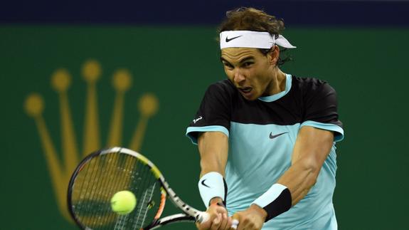 Rafael Nadal golpea la pelota durante un partido. 