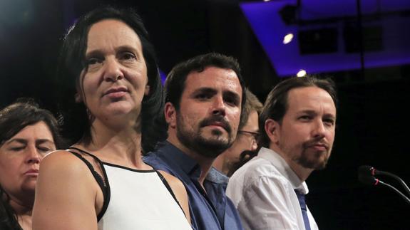 Carolina Bescansa, acompañado por Alberto Garzón y Pablo Iglesias. 