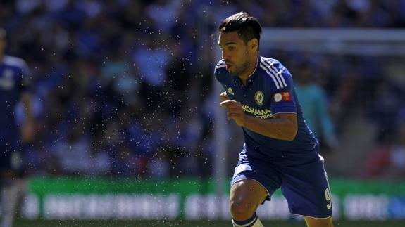 Radamel Falcao durante un partido vistiendo la camiseta del Chelsea. 