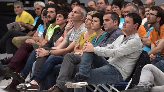 El expresidente de Sortu, Hasier Arraiz (d, primer término) durante el acto junto a otros historicos dirigentes de la formación. 