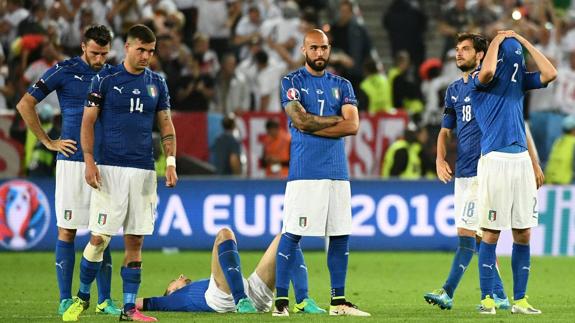 Los italianos, hundidos tras la eliminación. 