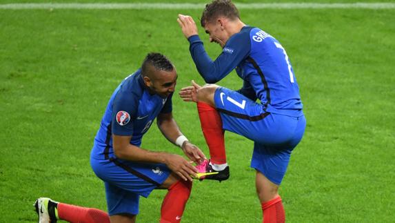 Griezmann y Payet celebran un gol en la Eurocopa. 