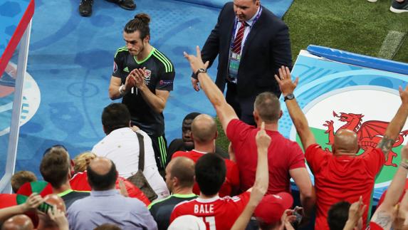 Bale aplaude a su afición tras el partido ante Portugal. 