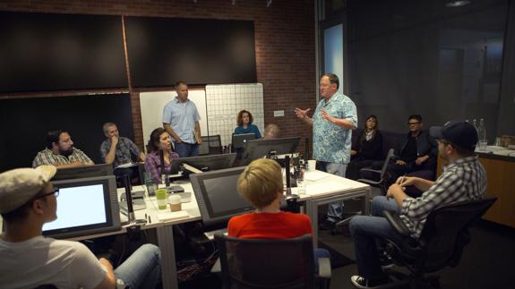 John Lasseter habla con el equipo responsable de 'Toy Story 4'. 