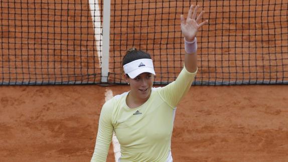 Garbiñe Muguruza saludando al público tras ganar la final de Roland Garros. 