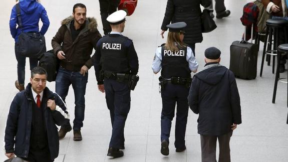 Dos agentes de la policía alemana patrullando.