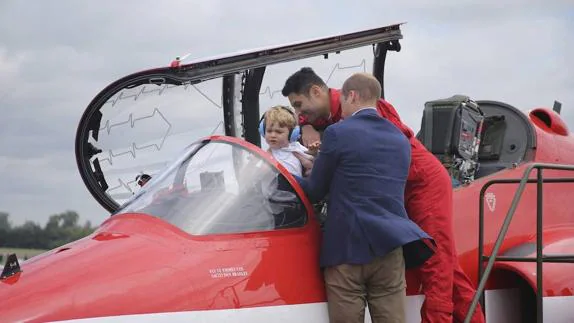 El príncipe Guillermo coloca a su hijo, Jorge, en un Hawk T1.