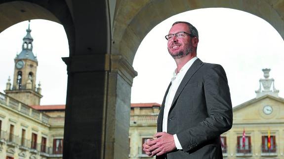 Javier Maroto posa en los soportales de la Plaza de España de Vitoria.