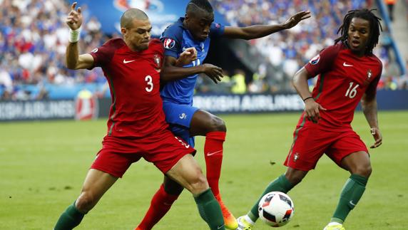 Renato Sanches y Pepe, durante la final de la Eurocopa. 