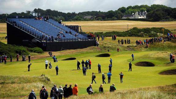 Jugadores y aficionados en el Open Británico de Golf disputado en Royal Troon. 