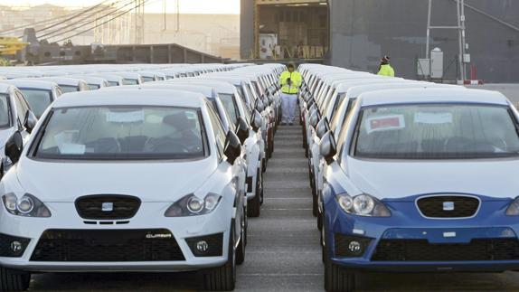 Vehículos SEAT aparcados en el puerto de Barcelona antes de ser enviados a China.