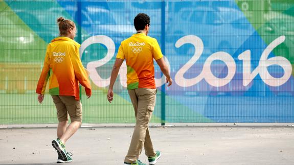 Voluntarios para los Juegos Olímpicos pasean por las calles de Rio. 