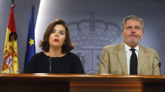 La vicepresidenta del Gobierno en funciones, Soraya Sáenz de Santamaría, y el ministro de Educación en funciones, Íñigo Méndez de Vigo. 