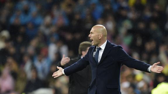 Zidane dirige al Real Madrid en un partido. 