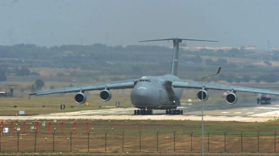 Un avión militar en la base de Incirlik. 