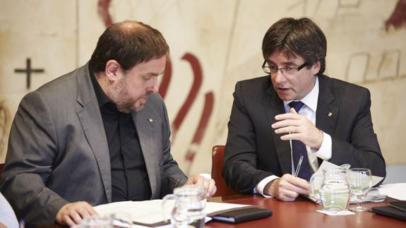 El presidente de la Generalitat, Carles Puigdemont, y su vicepresidente, Oriol Junqueras, durante la reunión semanal del Gobierno catalán.