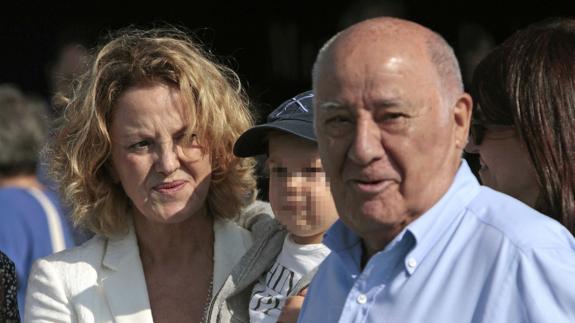 Amancio Ortega, fundador de Inditex, junto a su  mujer.