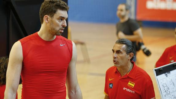 Pau Gasol y Sergio Scariolo, en un entrenamiento. 