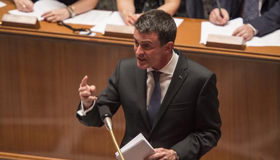 Manuel Valls intervene ante la Asamblea Nacional.