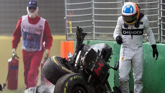 Fernando Alonso tras un accidente con su monoplaza. 