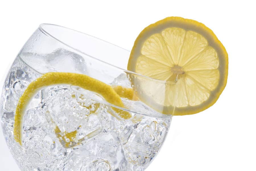Tomar el alcohol con refrescos sin gas, sifón o limonada hará que tome menos cantidad. 