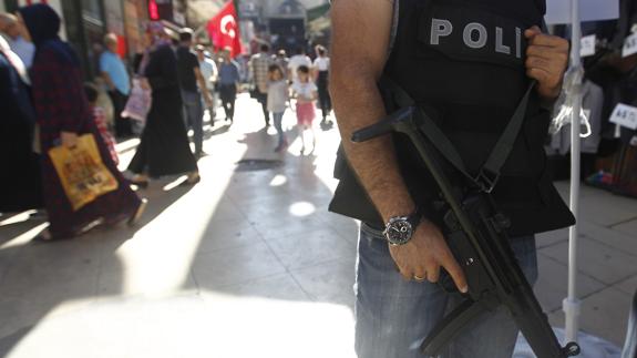 Un agente patrulla el Gran Bazar de Estambul.