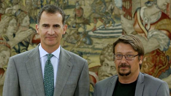 El rey Felipe VI, junto a Xavier Domenech, representante de En Comú Podem.