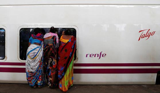 Un grupo de mujeres observa en el interior del Talgo en la estación de Bombay. 