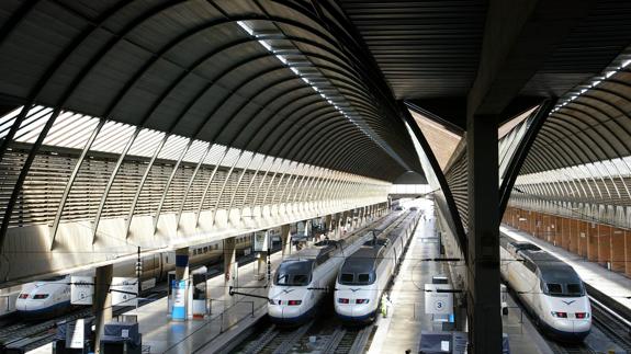 Unidades del Ave en la estación de Santa Justa, Sevilla.