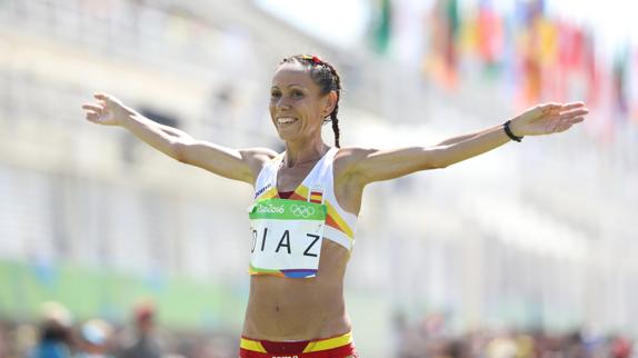 La atleta española Azucena Díaz llega a la meta en la maratón.