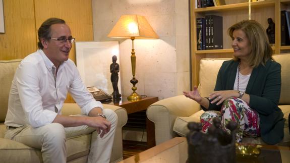 Fátima Báñez, junto a Alonso esta tarde en el Ministerio. 