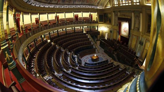 Vista general del hemiciclo del Congreso de los Diputados, sin apenas actividad.