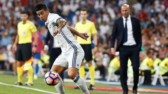 James Rodríguez, durante el partido, con Zidane de Fondo. 