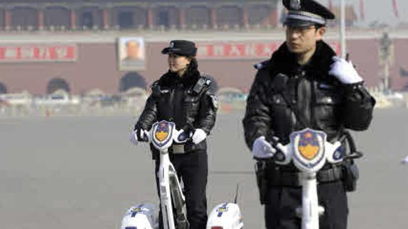 La Policía china subida en 'segways'.