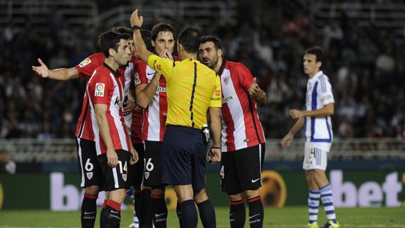 Los jugadores del Athletic reclaman un penalti al árbitro del encuentro. 