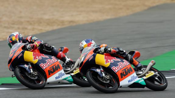 Brad Binder (izq), durante la carrera. 