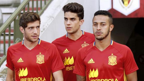 Thiago Alcántara (d), junto a Marc Bartra (c) y Sergi Roberto. 