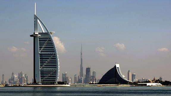 Vista del hotel Burj Al Arab, Burj Dubai (c) y Jumirah Hotel (d) en Dubai.