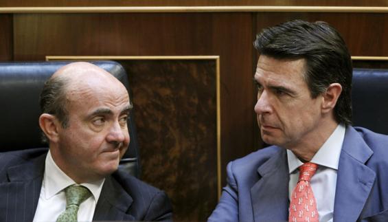 Luis de Guindos y José Manuel Soria, en el Congreso.