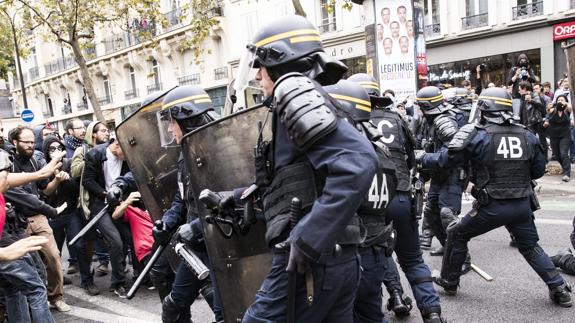 Policías se enfrentan con los manifestantes en París. 