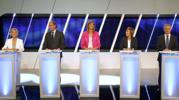 Los candidatos a lehendakari, antes del comienzo del debate. 