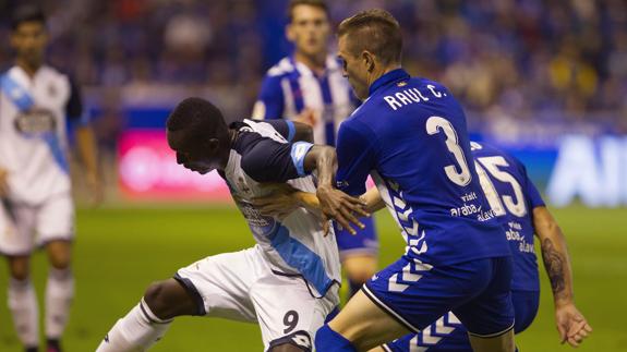 Marlos Moreno (i) disputa un balón con el defensa del Deportivo Alavés, Raul García (d). 