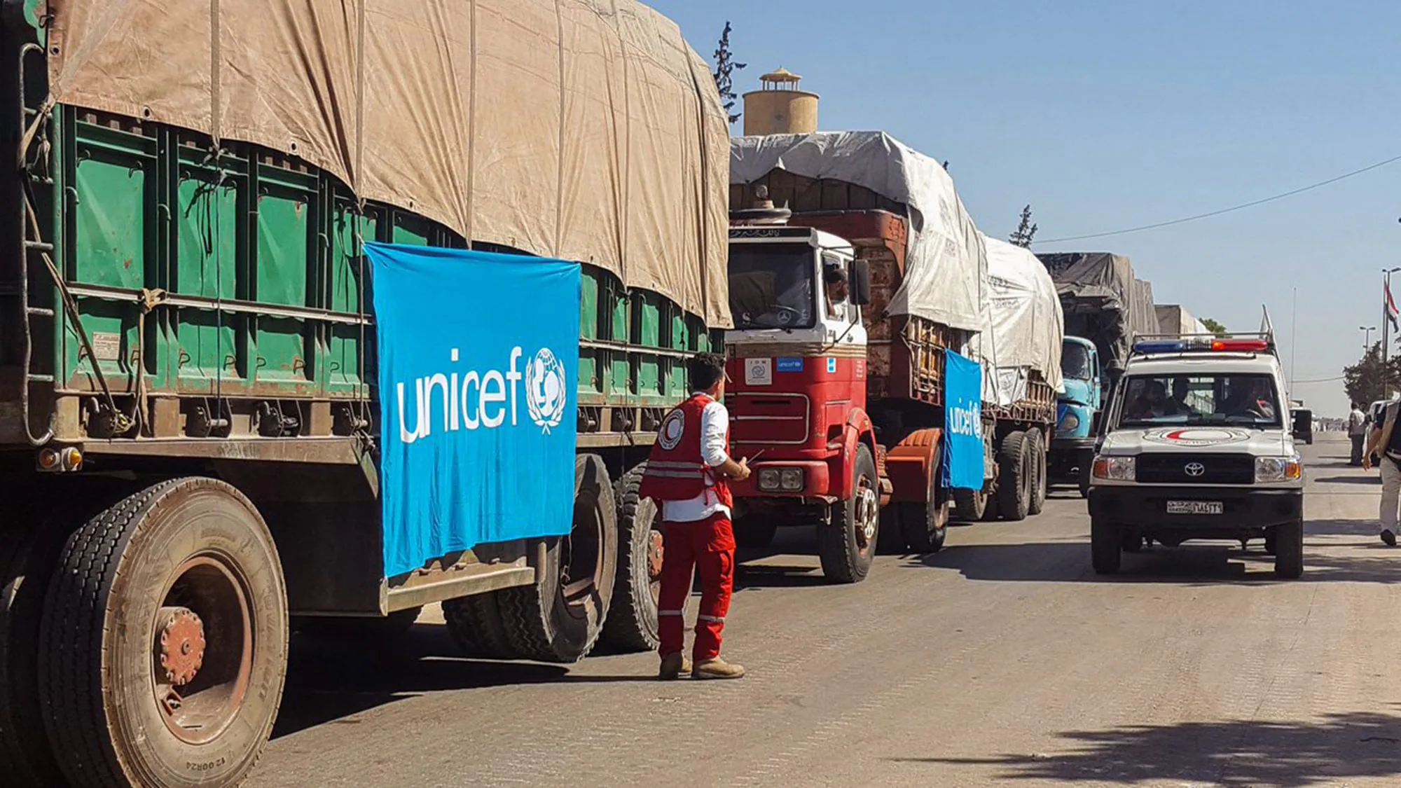 Un convoy de camiones antes de partir para entregar ayuda humanitaria.