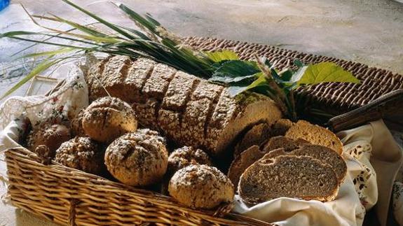 Bandeja de panes elaborados con cereales integrales.