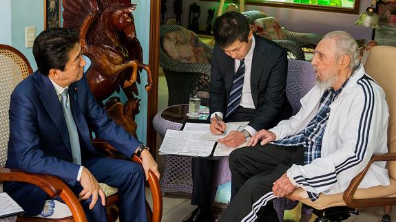 El primer ministro de Japón, Shinzo Abe, y el exmandatario cubano y Fidel Castro.